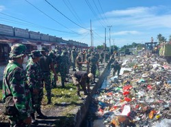TNI Turun Tangan Bersihkan Sampah Menumpuk di Pasar Karang Tumaritis Nabire