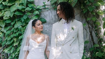 img-title Resmi Jadi Nyonya Cole Tucker, Vanessa Hudgens Pamer Foto Pernikahan