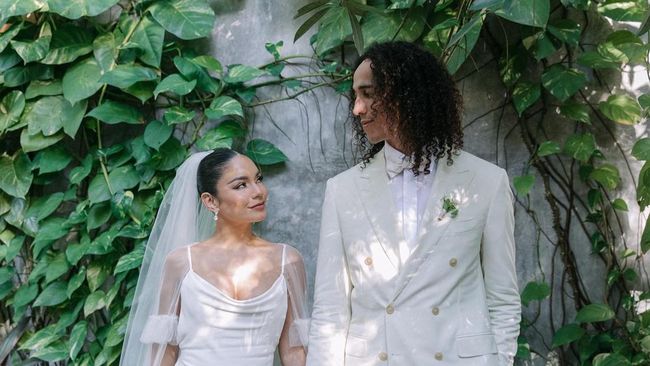 Aktris Vanessa Hudgens menyambut kelahiran anak pertamanya bersama sang suami, Cole Tucker.