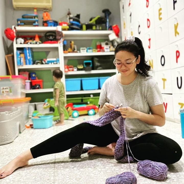<p>Di sela-sela waktu luang, adik dari aktris dan model Sigi Wimala Dewi ini kerap menikmati me-time dengan melakukan hobi yang ia sukai. Salah satu yang kerap ia lakukan adalah merajut. (Foto: Instagram @agnipratistha)</p>