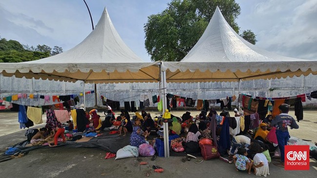 Pengungsi Rohingya harus membayar Rp2,8-Rp14 juta untuk bisa berlayar ke Indonesia.