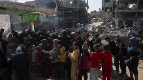 Pengungsi Gaza Terpaksa Lompat ke Truk Bantuan Demi Dapat Makanan