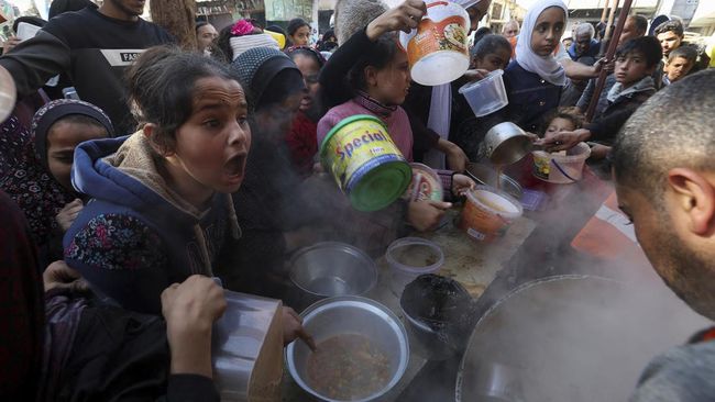 FOTO: Tangis dan Rintih Anak-anak Gaza Kelaparan Menanti Makanan