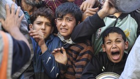 Tangis Anak-anak Gaza di Pengungsian: Tidur dan Bangun Kelaparan