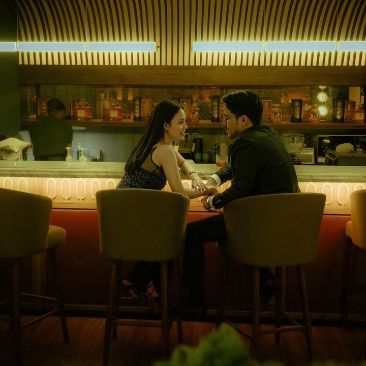 <p>Dalam potret tersebut, terlihat keduanya tengah makan malam romantis di salah satu restoran mewah. Tak hanya itu, mereka pun mengenakan pakaian serasi berwarna hitam. (Foto: Instagram@anggikabolsterli)</p>