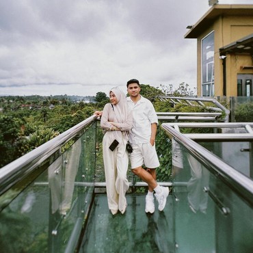 Isu Pacari Fuji, 7 Potret Kedekatan Asnawi Bahar Bareng Adik bak Sepasang Kekasih