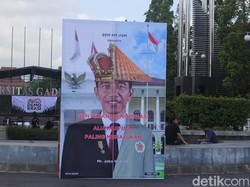 Baliho Jokowi Alumnus UGM Memalukan Vs Jokowi Alumnus UGM Membanggakan