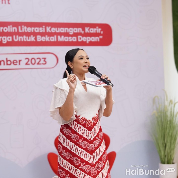 <p>Sebelum acara dimulai, host Ida Dayu Dewi menjelaskan rangkaian acara dan kegiatan di Beranda X OJK kali ini. Selain <em>talkshow</em>, nantinya Bunda juga diberi kesempatan untuk bertanya seputar keuangan dengan para narasumber. (Foto: Tim HaiBunda)</p>