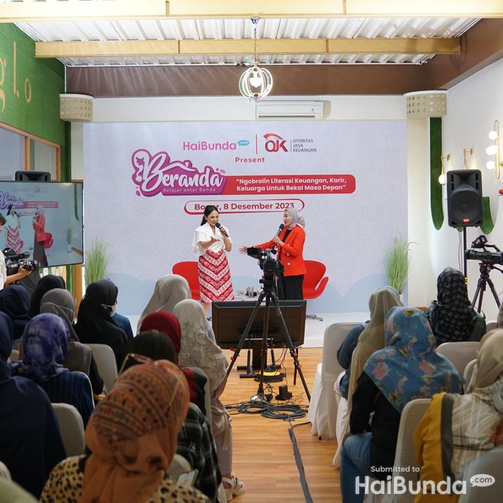 <p>Sementara itu, Rista membagikan informasi seputar keuangan keluarga, Bunda. Rista selaku perencana keuangan menyebut pola pengaturan keuangan rumah tangga yang ideal adalah yang diatur bersama dengan pasangan. (Foto: Tim HaiBunda)</p>