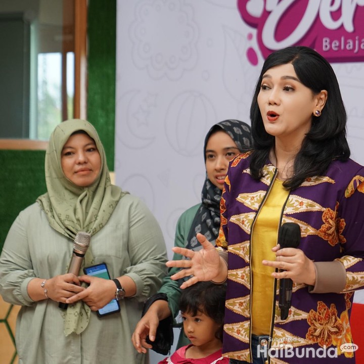 <p>Bunda yang hadir bisa berdiskusi langsung dengan para narasumber yang ahli di bidangnya. Sebut saja Kepala Eksekutif Pengawas Perilaku Pelaku Usaha Jasa Keuangan, Edukasi dan Pelindungan Konsumen OJK, Friderica Widyasari Dewi, dan perencana keuangan, Rista Zwestika. (Foto: Tim HaiBunda)</p>