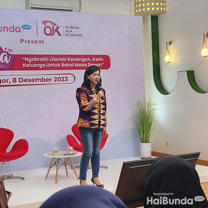 <p>Ada dua orang narasumber ahli yang dihadirkan untuk berbagi bersama para Bunda. Mereka adalah Kepala Eksekutif Pengawas Perilaku Pelaku Usaha Jasa Keuangan, Edukasi dan Pelindungan Konsumen OJK, Friderica Widyasari Dewi, serta Perencana Keuangan sekaligus Head Advisory & Investment Operation PINA, Rista Zwestika. (Foto: Tim HaiBunda)</p>