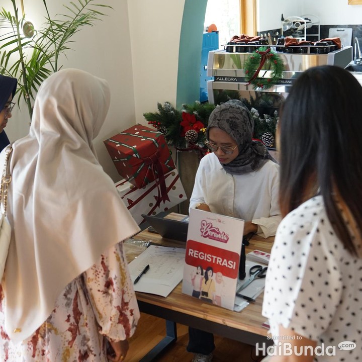 <p>Beranda X OJK kali ini diadakan di GLO Coffee & Eatery Bogor, Jumat (8/12/2023). Sejak pagi, para Bunda sudah melakukan registrasi dengan sangat antusias. (Foto: Tim HaiBunda)</p>