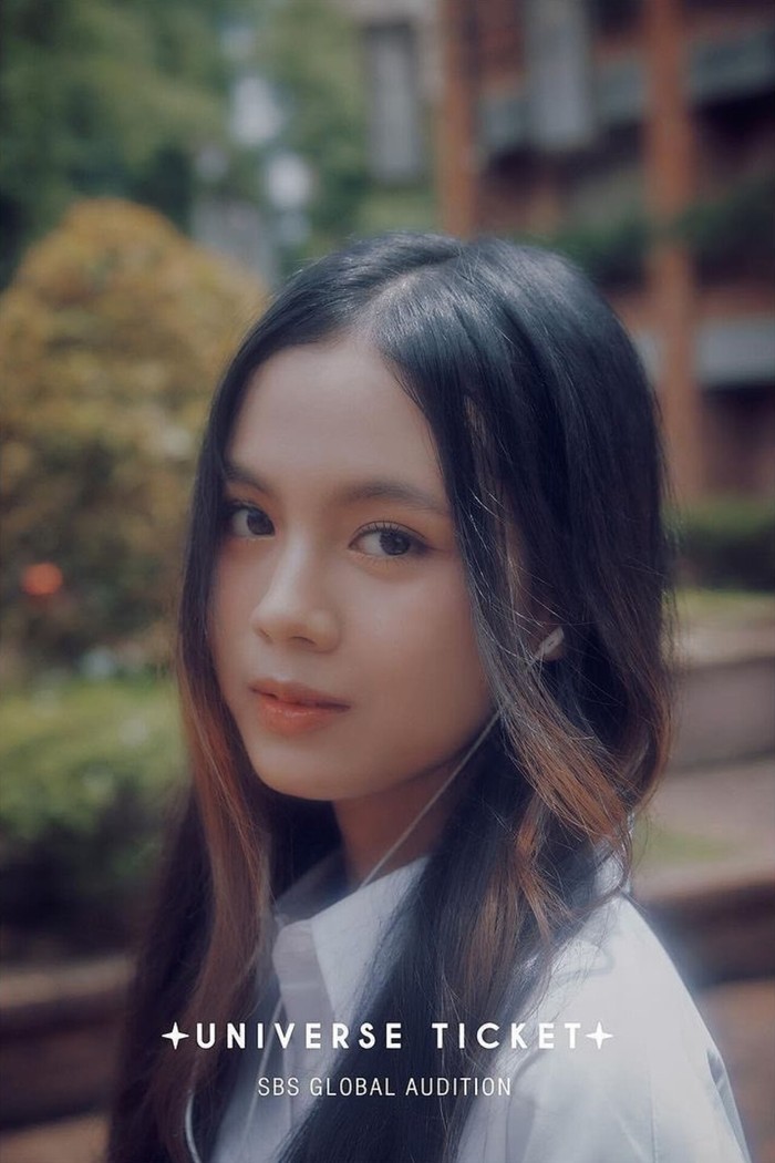 Calon idol yang lahir di Jakarta pada 6 Agustus 2008 tersebut mencuri perhatian publik melalui visual menawan, aura cerah, beserta penampilan kulit sawo matang yang eksotis khas perempuan Indonesia./ Foto: instagram.com/sbs_universeticket_official