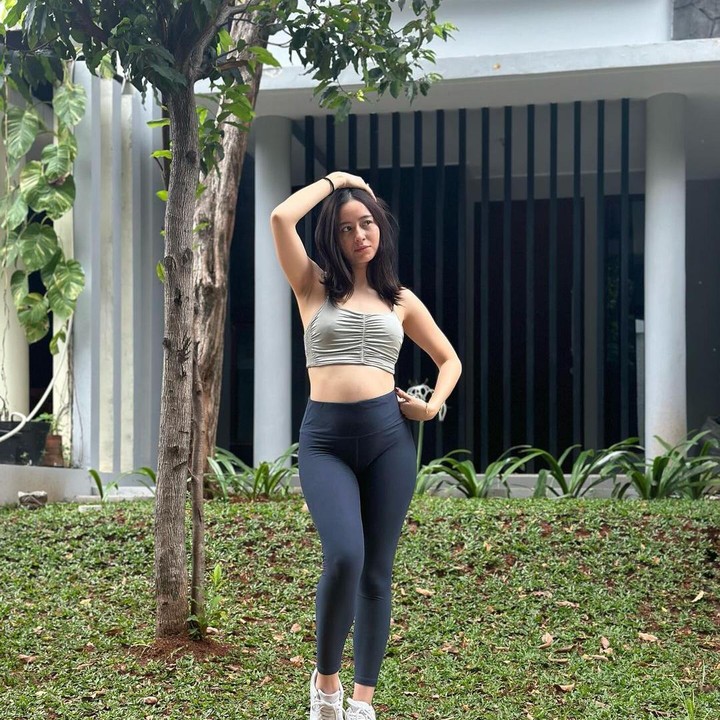 <p>Dalam unggahan tersebut laura terlihat sedang berpose dengan pakaian olahraga. Bumil yang satu ini terlihat sangat sehat dan semakin cantik. (Foto: Instagram: @laura_theux)</p>