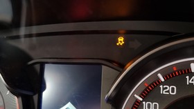 Kenapa Mobil Perlu Fitur ESP Saat Musim Hujan?