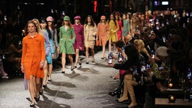 FOTO: Senandung Jaket Wol Chanel di Jalanan Manchester