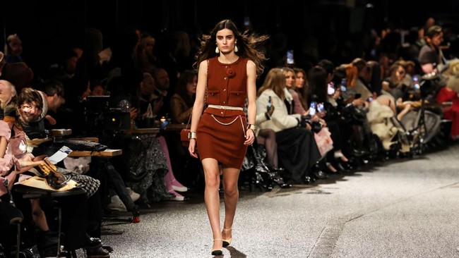 FOTO: Senandung Jaket Wol Chanel di Jalanan Manchester