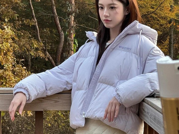 Go Yoon Jung dalam balutan jaket winter jumper ungu yang stylish / Foto: Instagram.com/goyounjung