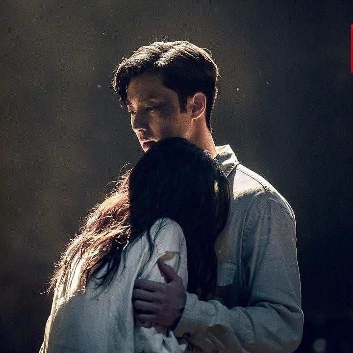 <p>Dua artis kenamaan Negeri Ginseng ini akan beradu akting sebagai pemeran utama di<em> Gyeongseong Creature</em>. Tak hanya terlibat di adegan menegangkan, mereka juga menampilkan <em>chemistry</em> yang apik di tengah nuansa romansa. (Foto: Instagram @netflixkr)</p>