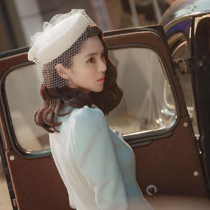 <p>Sementara itu, Han So Hee memerankan tokoh wanita bernama Yoon Chae Ok. Suatu ketika, Yoon Chae Ok meminta bantuan Jang Tae Sang untuk menemukan sang Bunda yang telah menghilang sejak beberapa tahun lalu. (Foto: Instagram @netflixkr)</p>