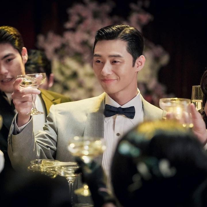<p>Di serial ini, Park Seo Joon berperan sebagai Jang Tae Sang. Ia dikisahkan sebagai pria kaya pemilik Geumokdang, pegadaian terkemuka di daerah Gyeongseong. Ia juga dikenal sebagai salah satu informan terbaik. (Foto: Instagram @netflixkr)</p>