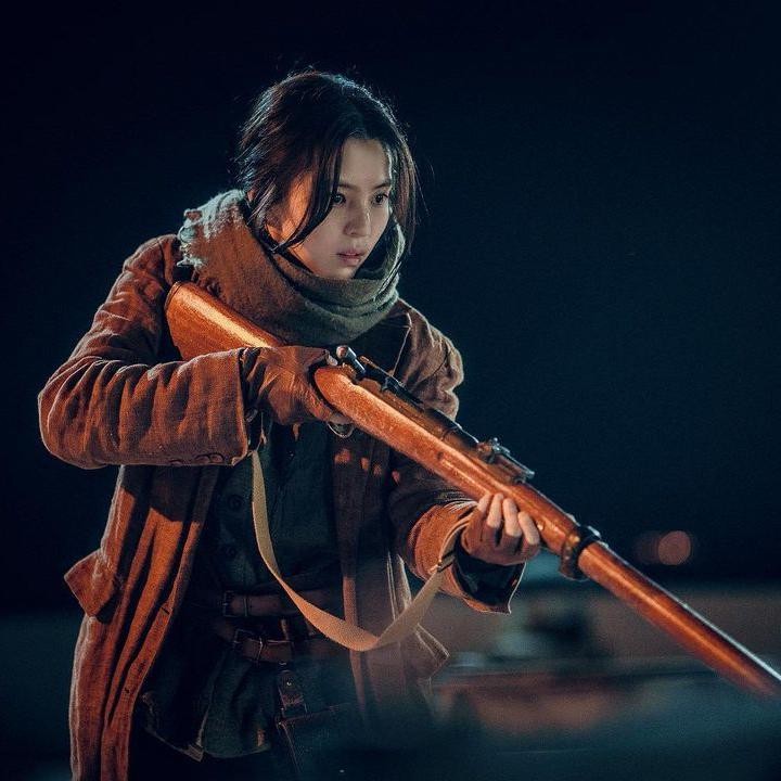 <p>Drama Korea<em> Gyeongseong Creature</em> mengambil latar waktu musim semi tahun 1945 di Gyeongseong, selama penjajahan Jepang di Korea. Jang Tae Sang dan Yoon Chae Ok diharuskan bekerja sama untuk menghadapi makhluk aneh yang lahir dari keserakahan manusia dan bertarung melawannya untuk bertahan hidup. (Foto: Instagram @netflixkr)</p>