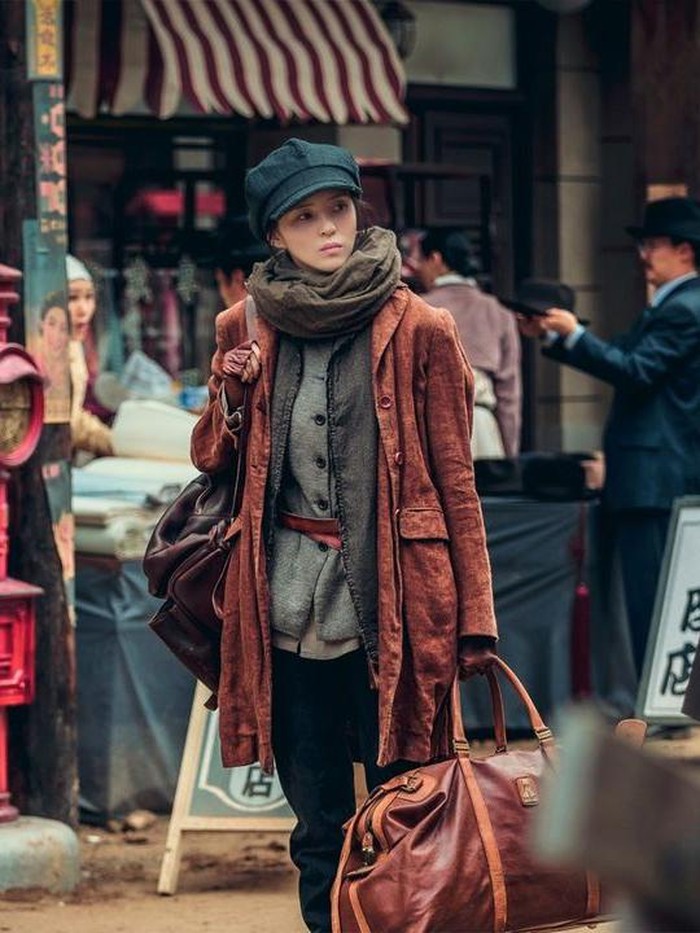 Han So Hee sendiri berperan sebagai Yoon Chae Ok, perempuan yang dikenal sebagai todugun atau orang yang bisa menemukan orang hilang./ Foto: instagram.com/netflixkcontent