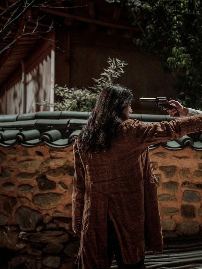 Dirinya pun ditugaskan untuk mencari seseorang, hingga pada akhirnya terlibat dengan Jang Tae Sang (Park Seo Joon), pria kaya dan terkenal di Bukchon, Gyeongseong./ Foto: instagram.com/netflixkcontent