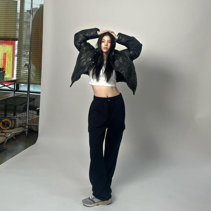 Han So Hee memadukan tampilan musim diginnya dengan cropped T-shirt yang memamerkan hip dan cropped puffer jacket berbahan eco-leather, membuatnya terlihat menarik dan seksi./ Foto: Elle.co.kr