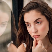 Benarkah Kebiasaan Menopang Wajah dengan Tangan Bikin Keriput? Ini Faktanya...