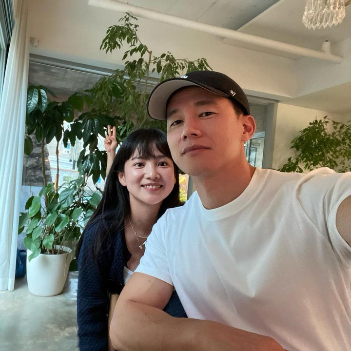 <p>Pasangan ini juga sudah dikaruniai seorang anak laki-laki yang lahir pada 8 Juni 2023. Selama hamil, istri Kim Moo Yeol juga sering mengunggah vlog lewat YouTube. (Foto: Instagram @doflwl)</p>