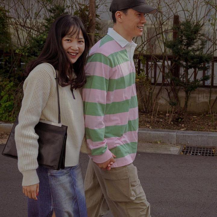 <p>Di keseharian mereka, Kim Moo Yeol dan Yoon Seung Ah kerap menghabiskan <em>quality time</em> bak pasangan muda. Sang istri sering mengunggah potret romantis mereka di media sosial. (Foto: Instagram @doflwl)</p>
