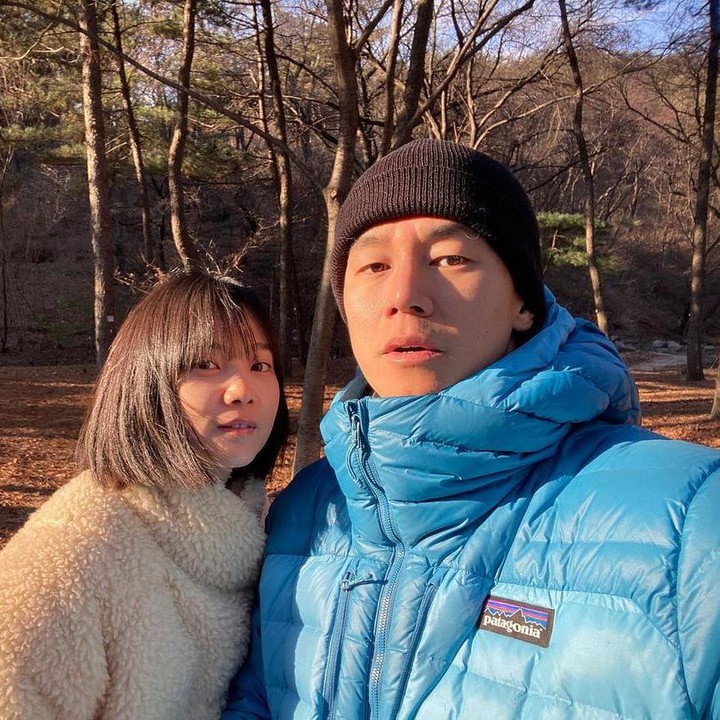 <p>Kim Moo Yeol adalah aktor kelahiran Seoul yang sudah berusia 41 tahun. Ia menikah dengan Yoon Seung Ah yang juga dikenal sebagai aktris di Korea Selatan. (Foto: Instagram @doflwl)</p>