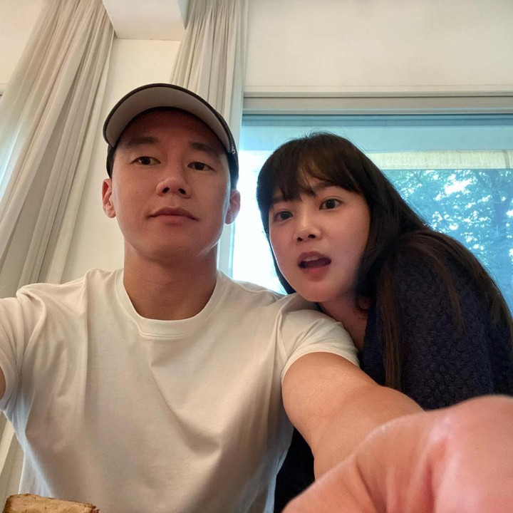 <p>"Saya mempelajari sebuah dunia baru dan kebahagiaan yang bertambah semakin besar setelah bertemu dengan Jemma (nama panggilan bayi kami). Jemma, sangat senang bertemu denganmu," tulis Yoon Seung Ah. (Foto: Instagram @doflwl)</p>
