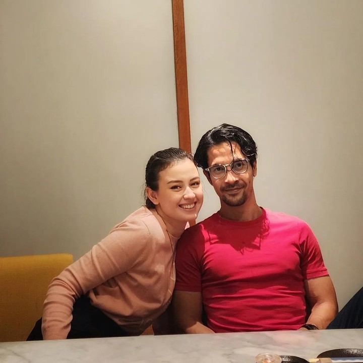 <p>Sampai pada akhinya, Edward merasa ada perasaan yang berbeda. Ia mulai tertarik pada Kimberly dan mulai sering berinteraksi membicarakan banyak hal. (Foto: Instagram @kimbrlyryder dan @edward_akbar)<br /><br /><br /></p>