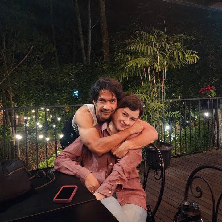 <p>Mendengar jawaban tersebut, Edwar mengaku bahwa hatinya bergetar. Hal itu pulalah yang membuatnya yakin ingin menikahi perempuan yang usianya berbeda 8 tahun.(Foto: Instagram @kimbrlyryder dan @edward_akbar) <br /><br /><br /></p>