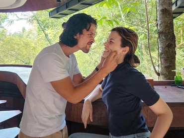 img-title Isi Percakapan Edward Akbar dengan Kimberly Ryder di Pertemuan Perdana Usai Cerai