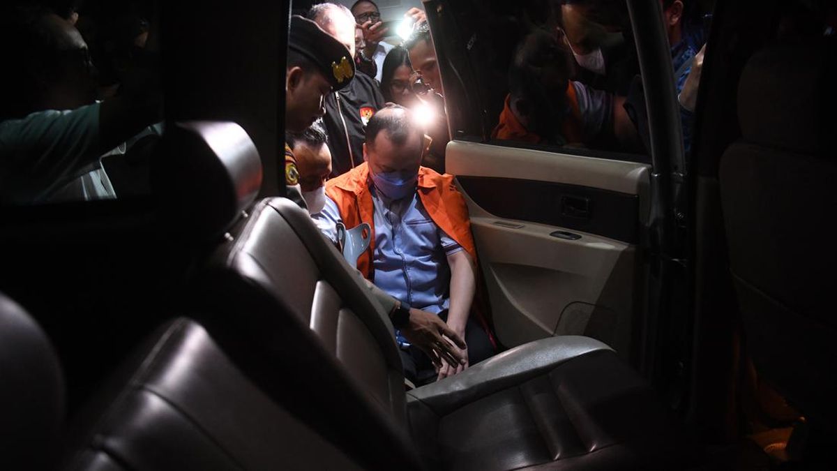 FOTO: Rompi Oranye untuk Helmut Tersangka Penyuap Wamenkumham