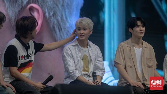 Mark cukur rambut cambang sebagai persiapan khusus sebelum NCT127 bertemu dengan penggemarnya di Jakarta.