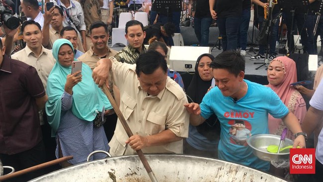 Calon presiden nomor urut 2, Prabowo Subianto makan hingga berjoget bersama warga Cilincing, Jakarta Utara, Jumat (8/12).