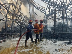 10 Mobil PMK Dikerahkan, Gudang Logistik yang Terbakar di Sidoarjo Padam