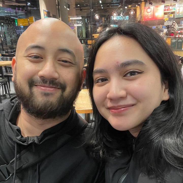 <p>Namun baru-baru ini, Rachel menunjukkan bahwa sang suami sudah berada di dekatnya. Meski tak selalu bersama, keduanya tetap mesra. (Foto: Insatgaram @auroramanda95)<br /><br /><br /></p>