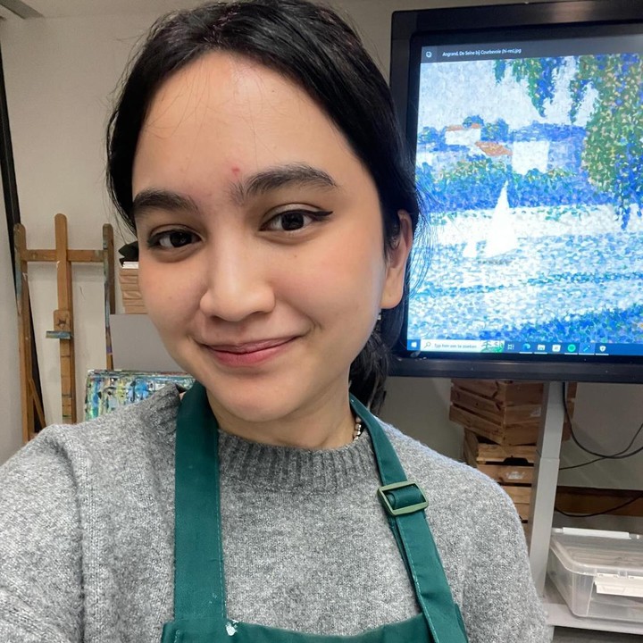 <p>Rachel Amanda saat ini tengah menjalani perkuliahan S2 Entertainment Communication di Universiteit Van Amsterdam (University of Amsterdam) di Belanda, Bunda. Aktris berusia 28 tahun ini berangkat ke negara tersebut tak lama setelah menikah dengan Narawastu Indrapradna. (Foto: Insatgaram @auroramanda95)<br /><br /><br /></p>
