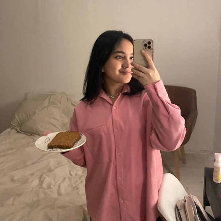 <p>Seperti mahasiswa perantauan pada umumnya, alumni S1 Psikologi Universitas Indonesia ini juga memperlihatkan aktivitasnya seharian. Mulai dari bersiap mengejar kelas pagi sambil sarapan roti selai kacang, hingga momen di kendaraan umum saat kembali ke apartemen. "Sambil bawa sepiring roti dengan selai kacang, tanda aku hanya mahasiswi biasa yang tercepot-cepot ngejar kelas pagi," ujarnya.(Foto: Insatgaram @auroramanda95)<br /><br /><br /></p>