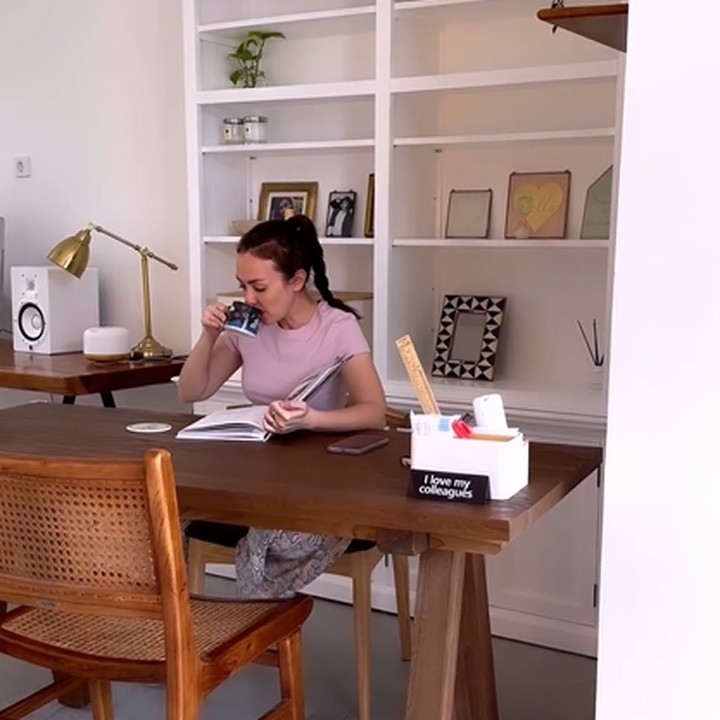 <p>Di sisi lain, Rianti juga menyiapkan meja dan kursi sebagai tempat bekerja di sudut ruangan.(Foto: Instagram @riantic)<br /><br /><br /></p>