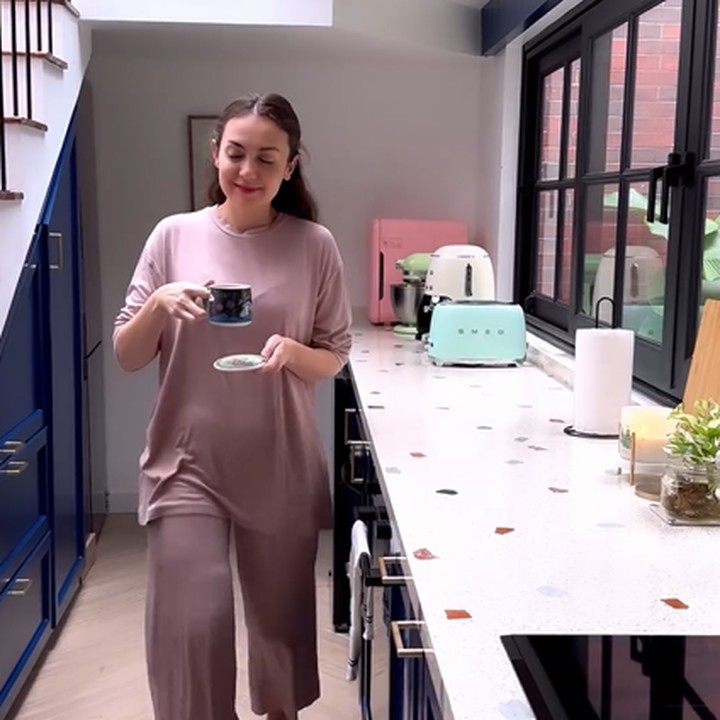 <p>Berikut ini potret dapur barunya yang terlihat estetik. Bagaimana menurut pendapat Bunda?(Foto: Instagram @riantic)<br /><br /><br /></p>