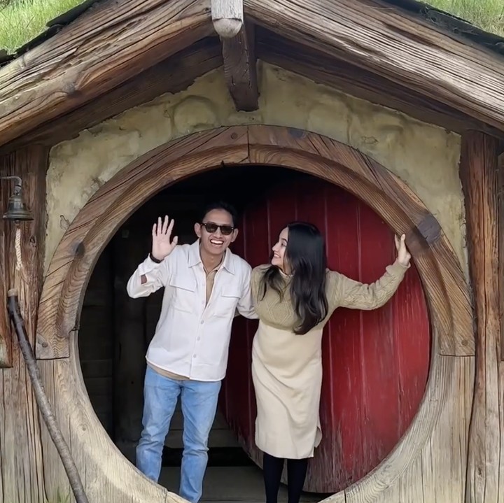 <p>Sabrina dan Belva melakukan tour ke 40 rumah hobit, dan mencoba masuk ke dalam salah satu rumah. Seru banget ya, Bunda. (Foto: Instagram @sabrinaanggraini)</p>