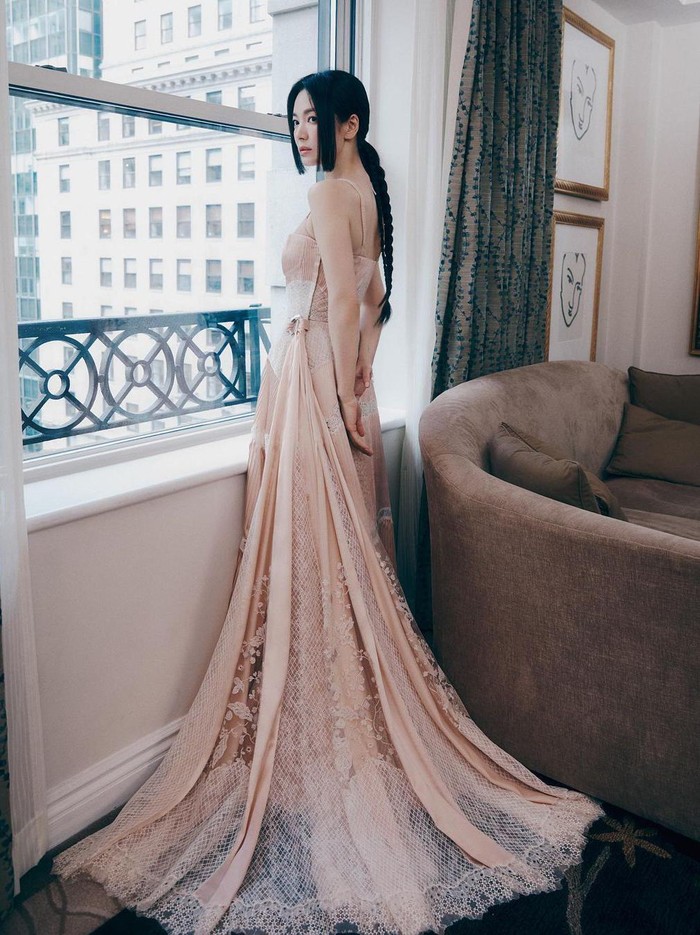 Ingin datang ke pesta? Yuk coba gaya hime hair ala Song Hye Kyo dengan detail braid hairstyle untuk melengkapinya, Beauties!/ Foto: Park Jong Ha/instagram.com/kyo1122