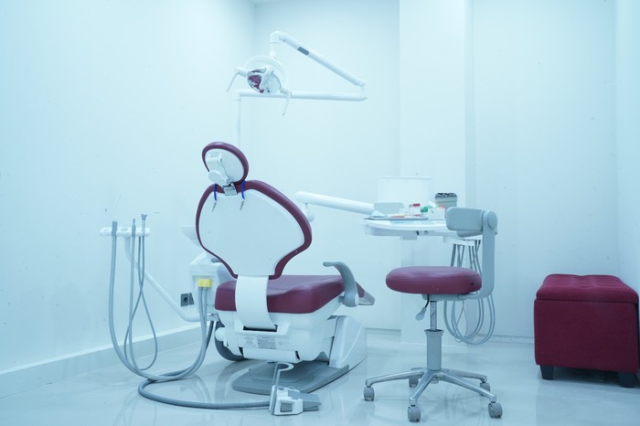 Tanam tawarkan implan gigi tanpa bedah di Rata Clinic Center