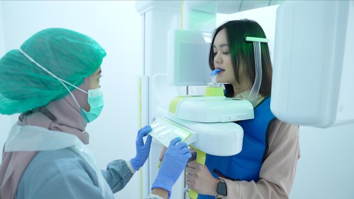 Biar Senyum Percaya Diri, Tanam Tawarkan Implan Gigi Tanpa Bedah yang Berlokasi di Rata Clinic Center!